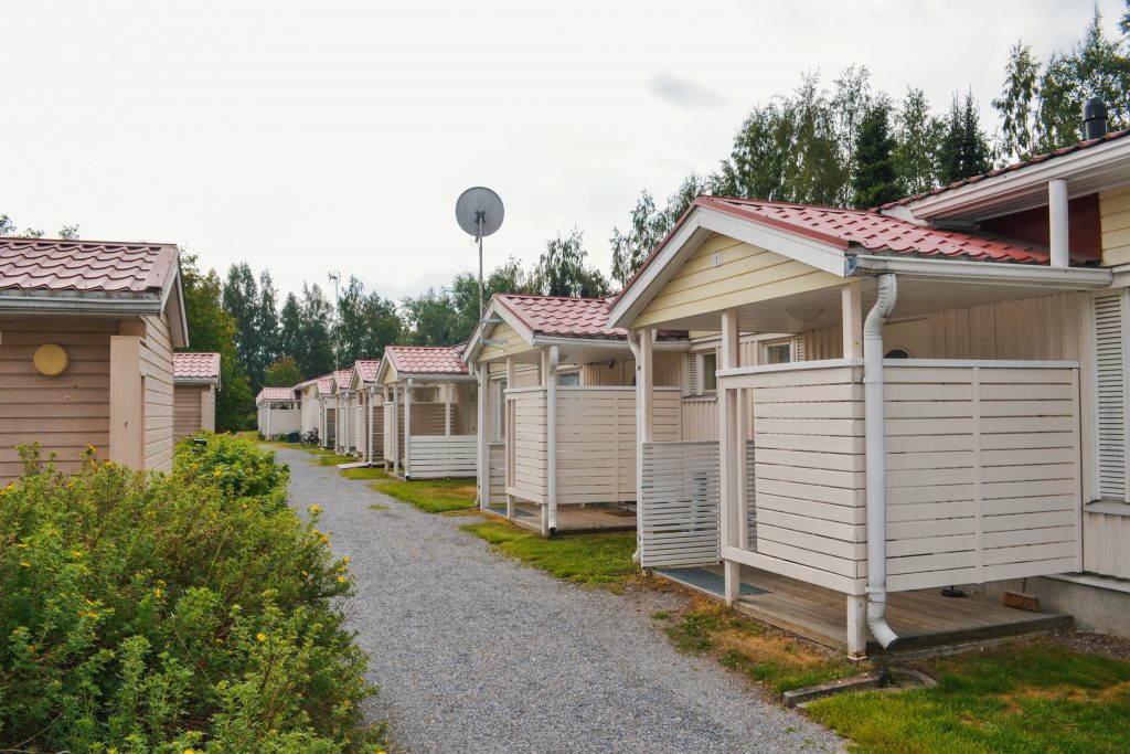 Kauhajoen Asuntojen kohde Keskustie 10 sai uuden ilmeen vuonna 2021 - tässä kohde ennen piharemonttia.