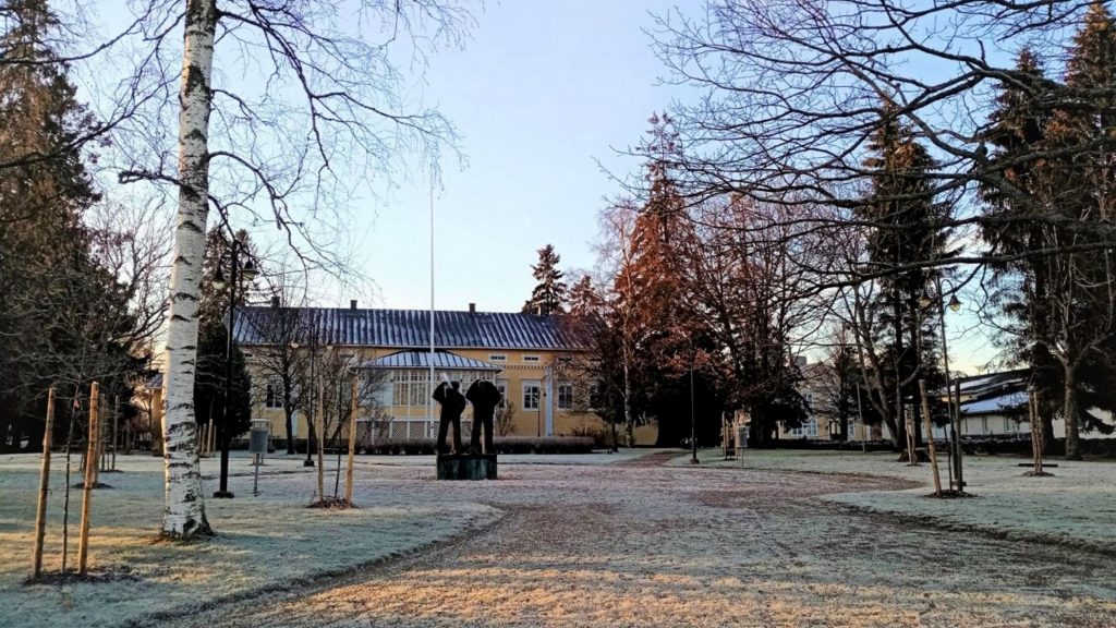 Kävelyretkellä Kauhajoen keskustassa on helppo bongata mm. Sanssinkartano isoine pihoineen.